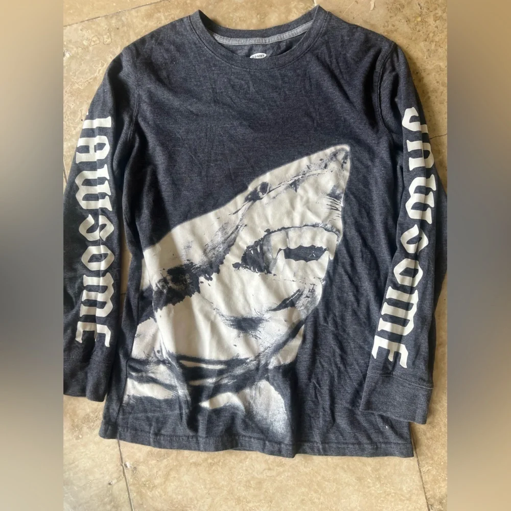Old Navy boys Jaws long sleeve tea crewneck very good condition XL 14-16